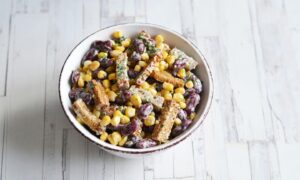 Салат из фасоли и кукурузы с сухариками