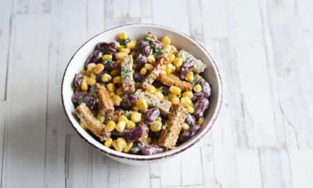 Салат из фасоли и кукурузы с сухариками