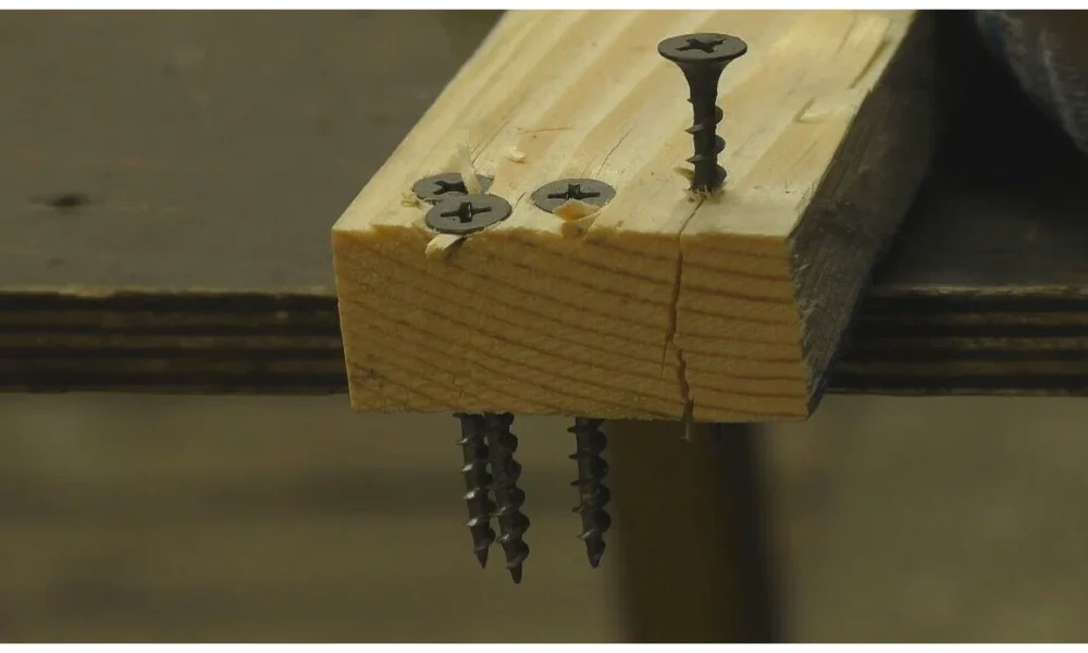 саморез в доске