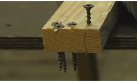 саморез в доске