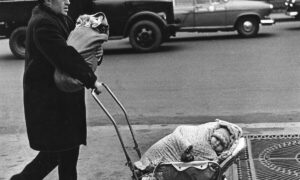 человек с младенцами