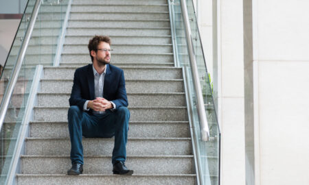 Человек сидит на лестнице