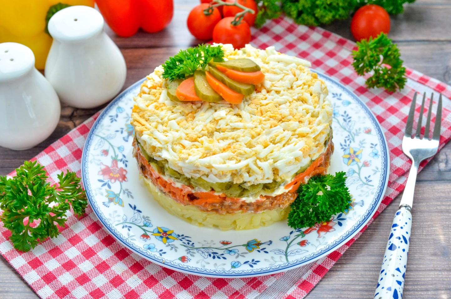 Салат из кильки в томатном соусе