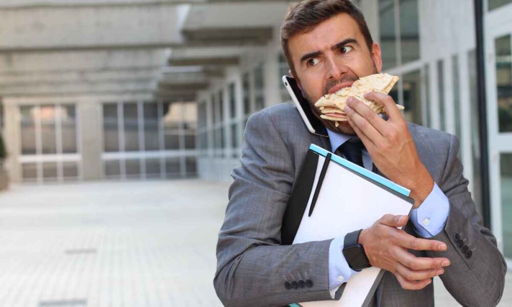 человек на ходу ест