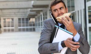 человек на ходу ест