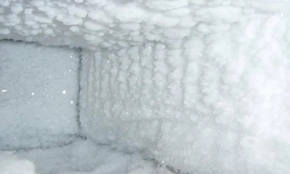 лёд в морозильной камере