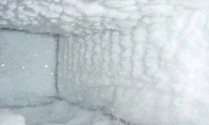 лёд в морозильной камере