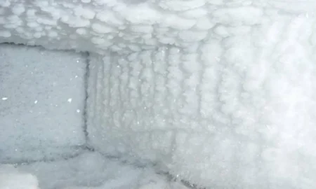 лёд в морозильной камере