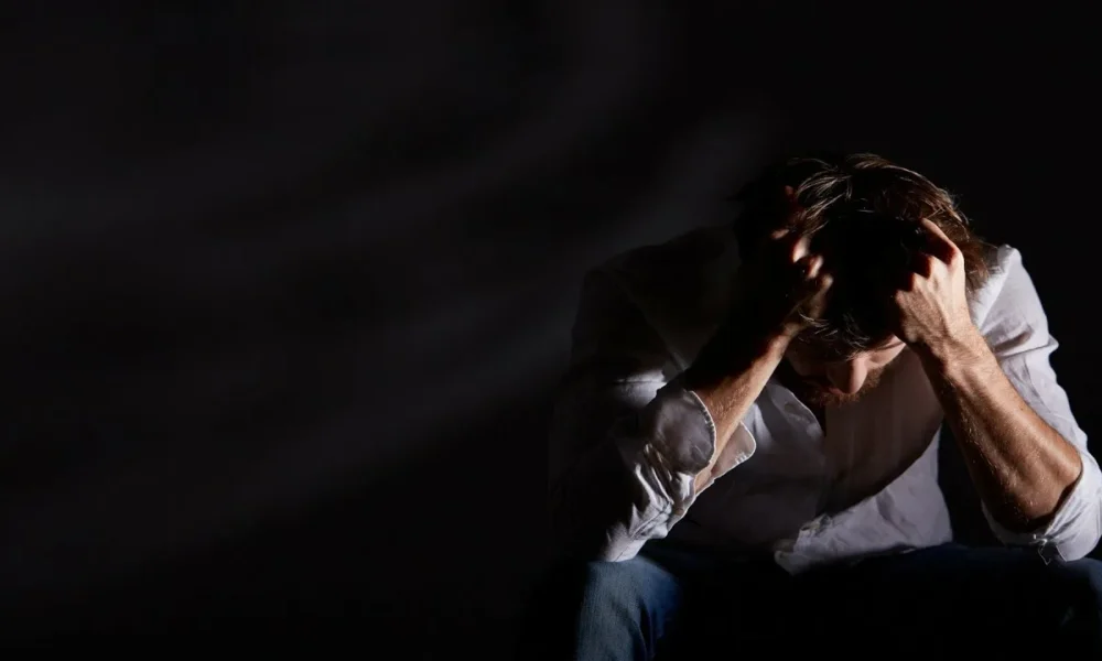 Мужчина схватился за голову