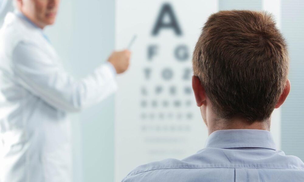 Пациент у окулиста