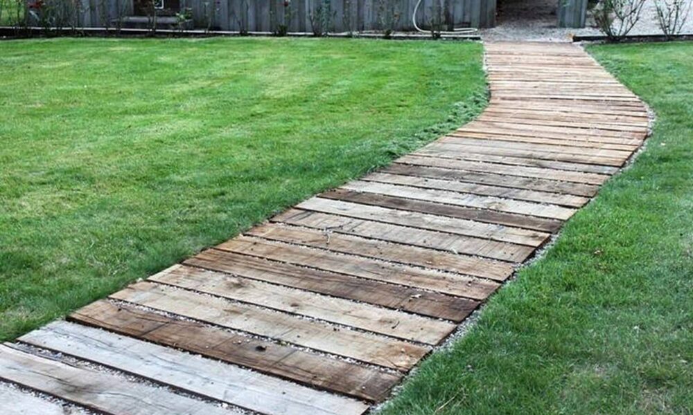 Деревянные дорожки в саду