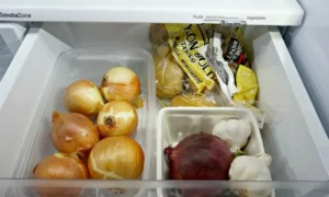 Репчатый лук в холодильнике