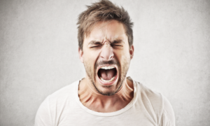 мужчина в ярости