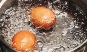 Яйца в кипящей воде