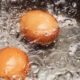 Яйца в кипящей воде