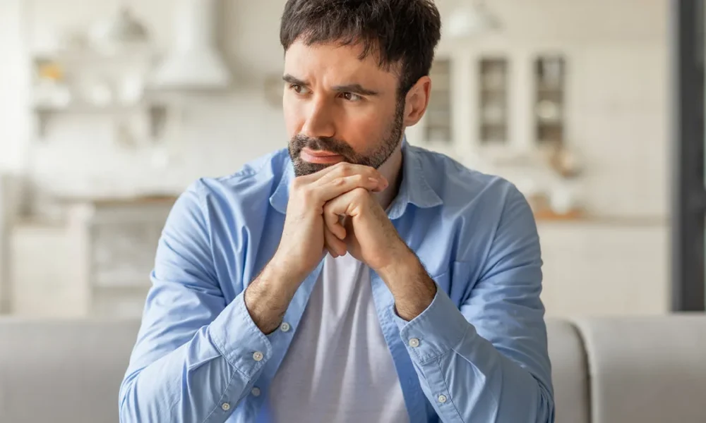 задумчивый мужчина