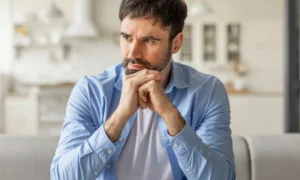 задумчивый мужчина