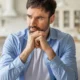 задумчивый мужчина