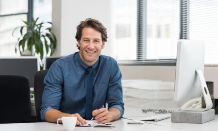 сотрудник в офисе