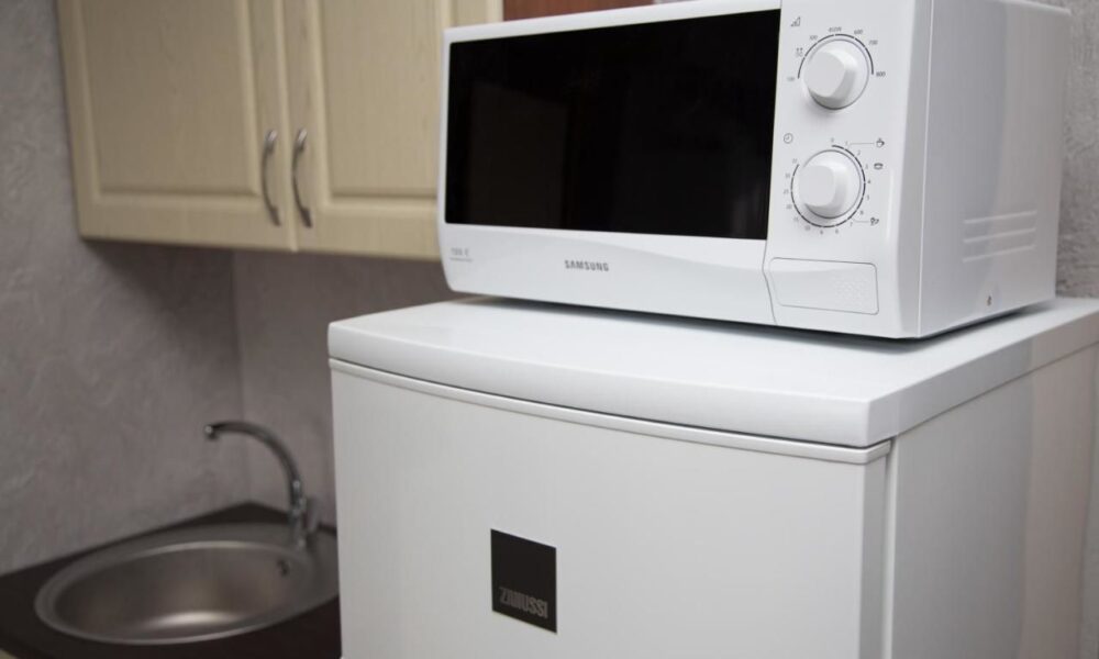 микроволновка на холодильнике