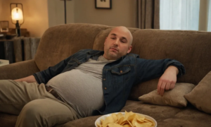 мужчина на диване