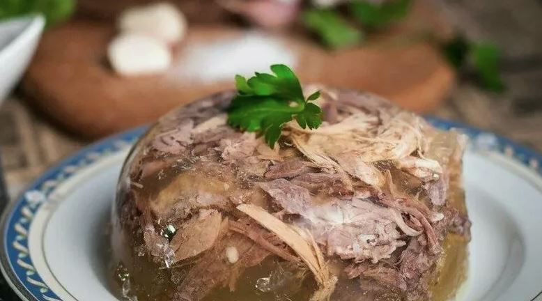 холодец на тарелке