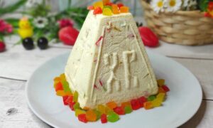 пасха на тарелке с цукатами