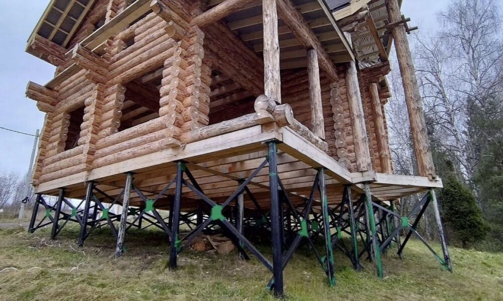 бревенчатый дом на сваях