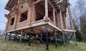 бревенчатый дом на сваях
