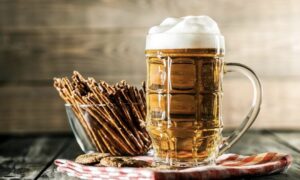 кружка пива и закуски