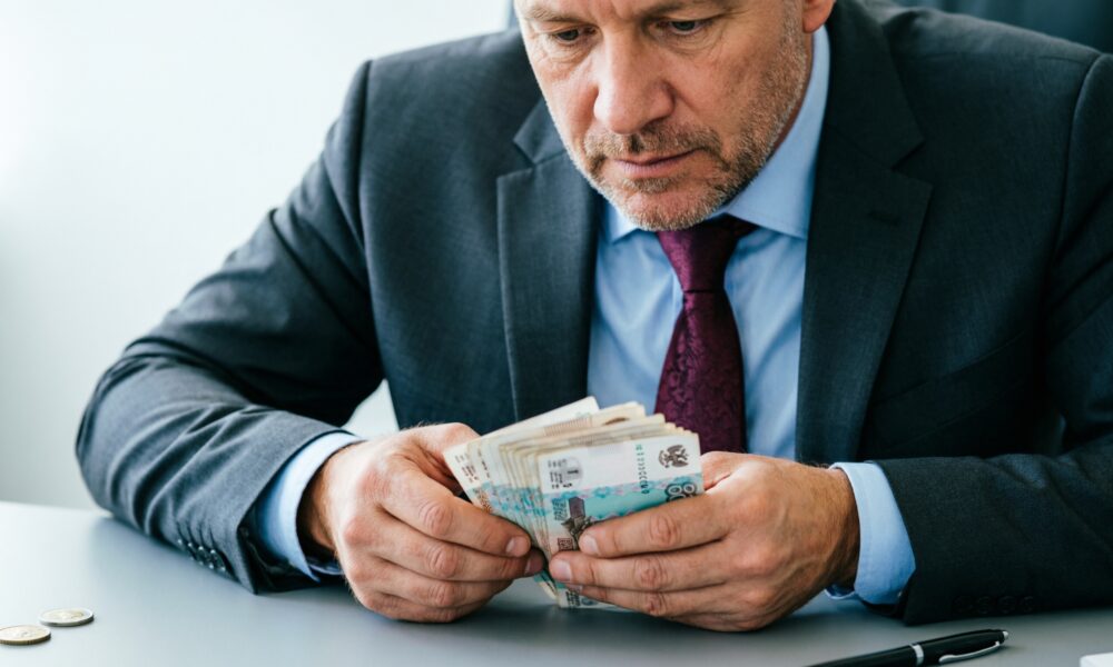 Мужчина считает деньги