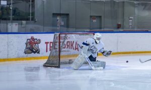 Вратарь ловит шайбу