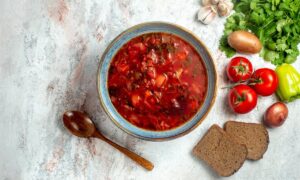 тарелка борща с ржаным хлебом