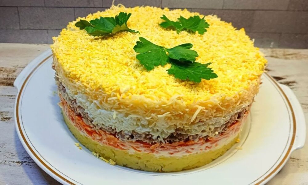 слоеный салат с желтковой верхушкой