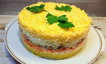 слоеный салат с желтковой верхушкой