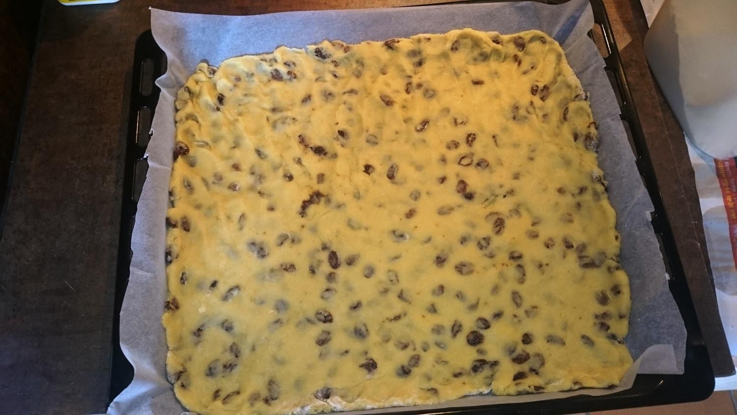 Тесто с кусочками чернослива