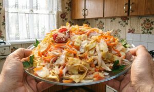 Салат на тарелке