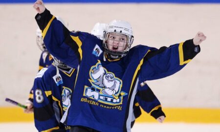 Хоккеист радуется