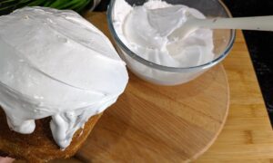 нанесение густой глазури на кулич