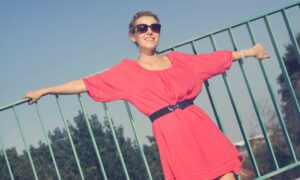 девушка в красном платье