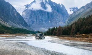 машина гоняет в горах