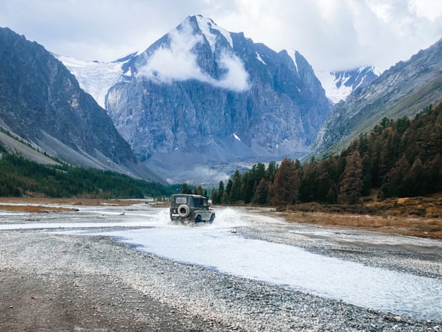 машина гоняет в горах
