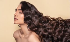 девушка с длинными блестящими волосами