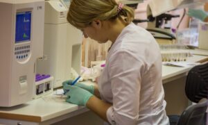 Медик заполняет документы