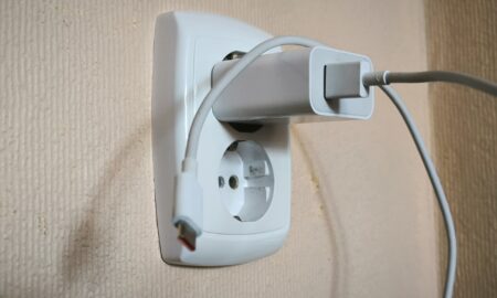 зарядник в розетке