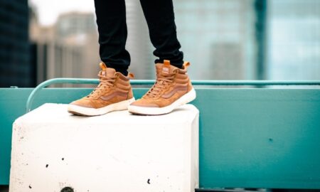 ноги в бежевых кроссовках