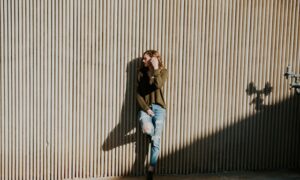 девушка на фоне солнечной стены