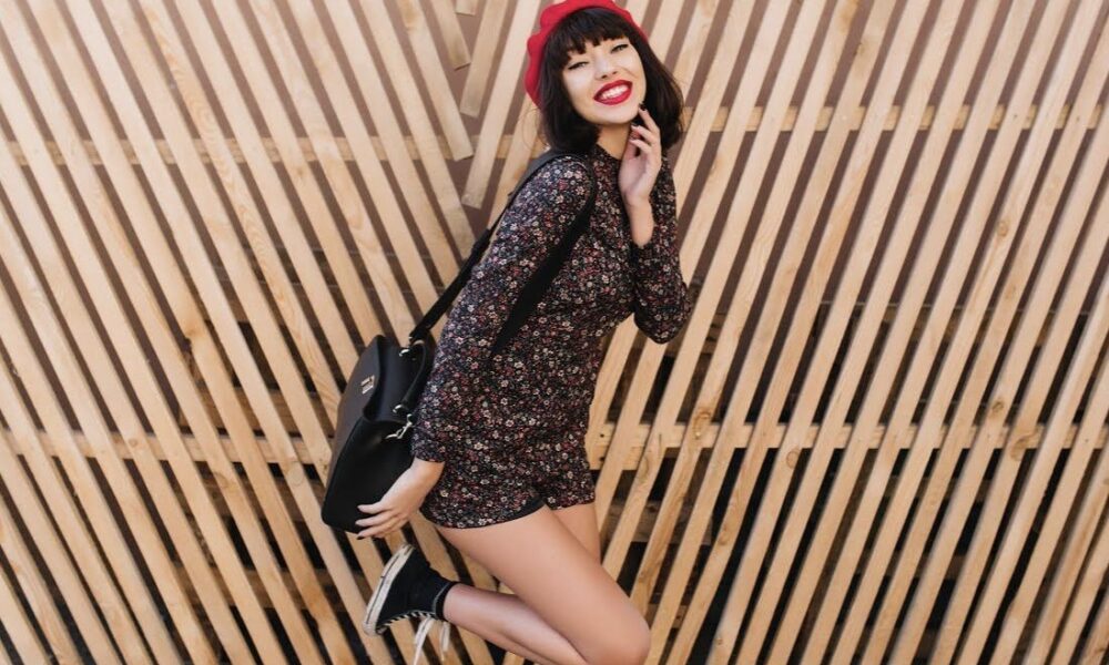 девушка в коротком коричневом платье