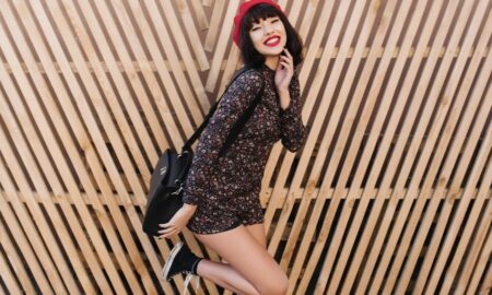 девушка в коротком коричневом платье