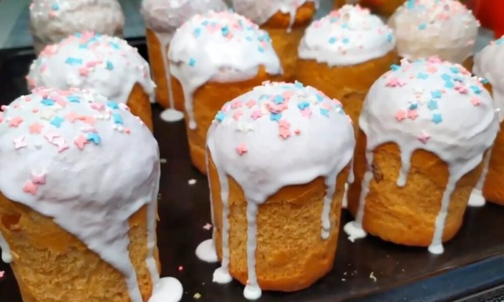 много пасхальных куличей